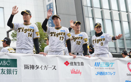 詰めかけたファンに手を振る（手前・左から）岩貞、青柳、坂本、木浪（撮影・森本幸一）