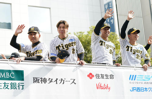 詰めかけたファンに手を振る（左から）岩崎、梅野、原口、糸原（撮影・森本幸一）