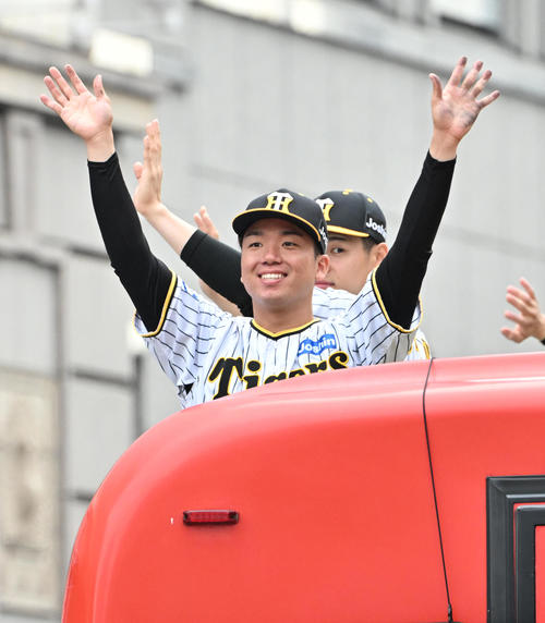ファンに手を振る村上（撮影・石井愛子）
