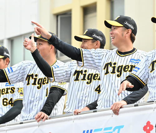 パレードでファンに手を振る西勇（撮影・石井愛子）