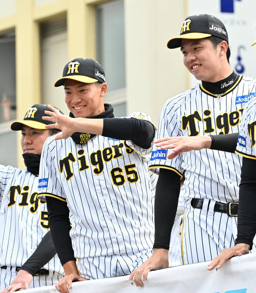 ファンに手を振る湯浅（中央）、才木（右）（撮影・石井愛子）