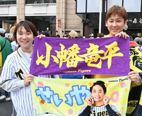 パレードに駆け付けた阪神ファン（撮影・石井愛子）