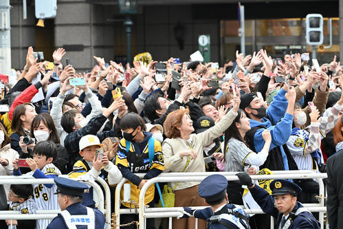 選手らに手を振るファン（撮影・石井愛子）