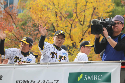パレードを行う岡田彰布監督（撮影・波部俊之介）