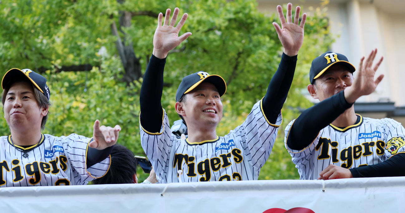 沿道に集まった多くのファンに手を振る糸原。左は梅野、右は原口（撮影・加藤哉）