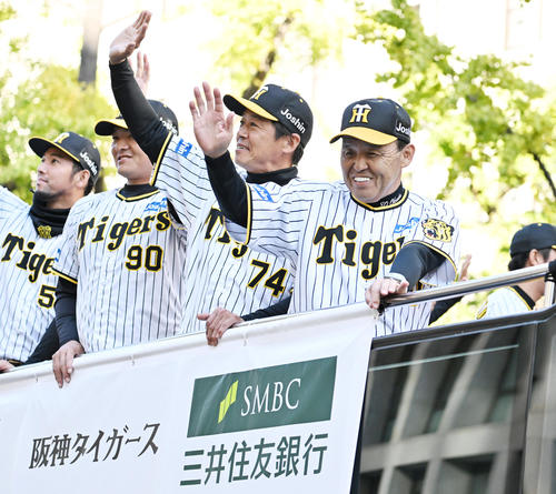 大阪御堂筋パレードで手を振る阪神岡田監督（撮影・清水貴仁）