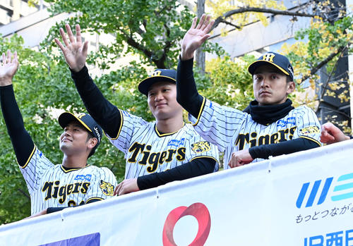 大阪での優勝パレードでファンの声援に応える、左から岡留、森下、熊谷（撮影・前岡正明）