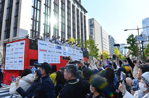 大阪御堂筋パレードを行う阪神の選手たち（撮影・清水貴仁）