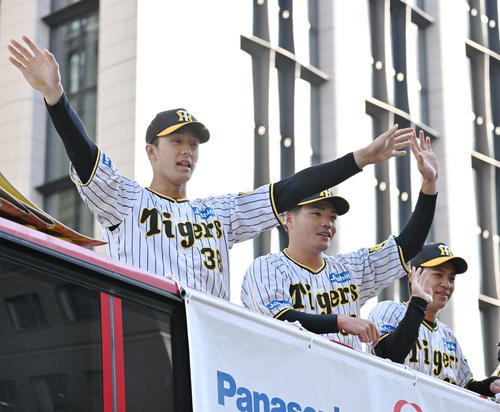 大阪御堂筋パレードを行う左から阪神小幡、小野寺、植田（撮影・清水貴仁）