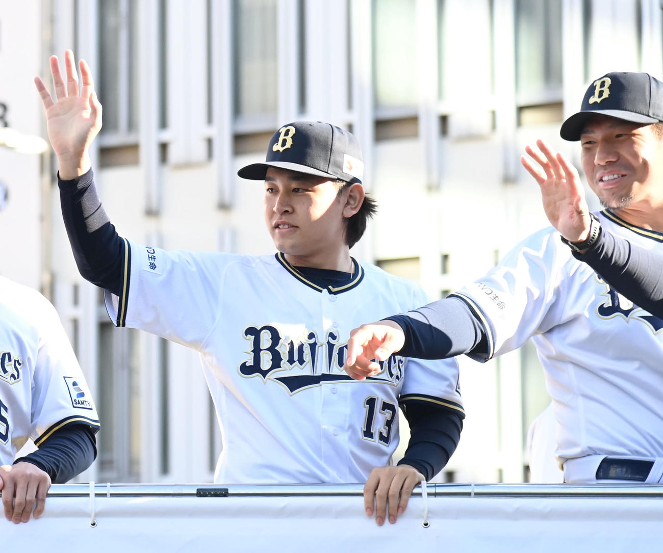 ファンに手を振る（左から）宮城、頓宮（撮影・石井愛子）