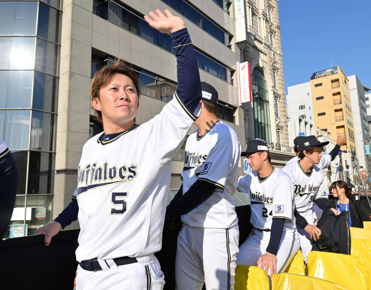 沿道のファンに手を振るオリックス西野（代表撮影）