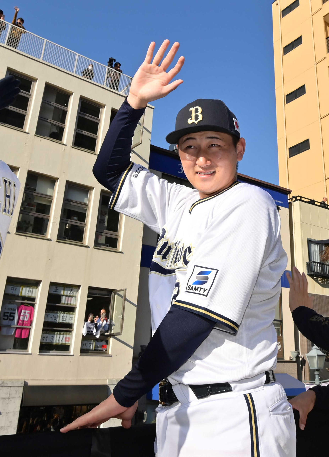 沿道のファンに手を振るオリックス紅林（代表撮影）