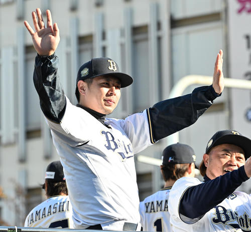 ファンに手を振る若月（撮影・石井愛子）
