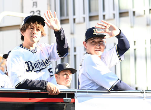 ファンに手を振る（左から）小田、紅林（撮影・石井愛子）
