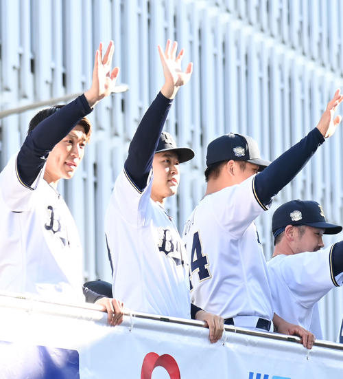 ファンに手を振る（左から）阿部、宮城、頓宮、T－岡田（撮影・石井愛子）