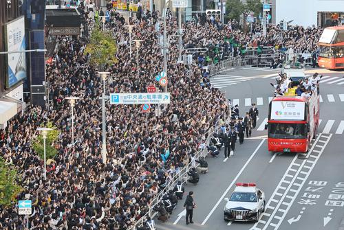 大勢のファンの歓声を受けながら神戸でVパレードをするオリックスナイン（撮影・上田博志）