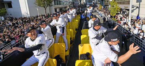 沿道に詰めかけたファンに手を振るオリックスナイン（代表撮影）