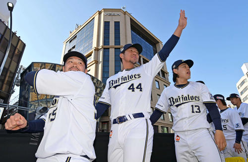 沿道のファンに手を振るオリックス頓宮（中央）（代表撮影）