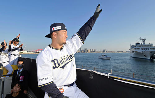 ファンに手を振るオリックス森（代表撮影）