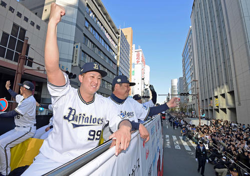 沿道のファンに向けてラオウポーズを見せるオリックス杉本（代表撮影）