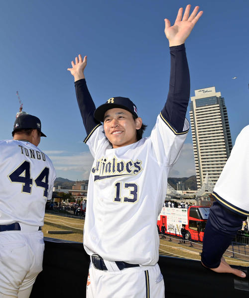 ファンに手を振って応えるオリックス宮城（代表撮影）