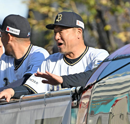 パレードでファンに手を振る中嶋聡監督（右）（撮影・石井愛子）