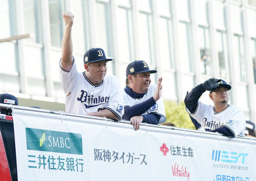 詰めかけたファンに手を振る（左から）杉本、水本ヘッドコーチ、森（撮影・森本幸一）
