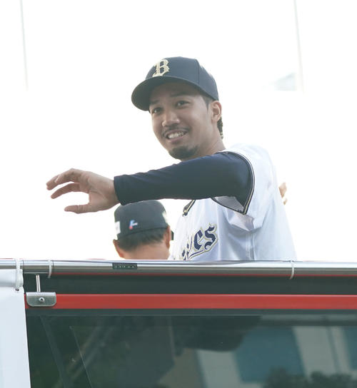 詰めかけたファンに手を振る宗（撮影・森本幸一）