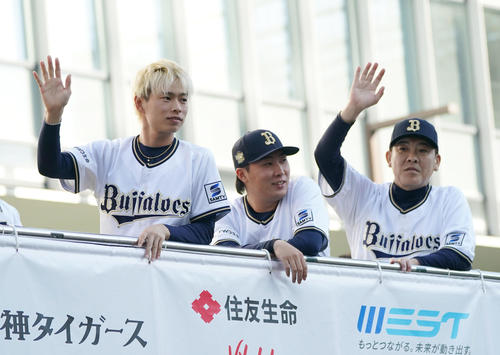 詰めかけたファンに手を振る（左から）山岡、東、厚沢コーチ（撮影・森本幸一）