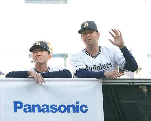 詰めかけたファンに手を振る（左から）茶野、山下（撮影・森本幸一）
