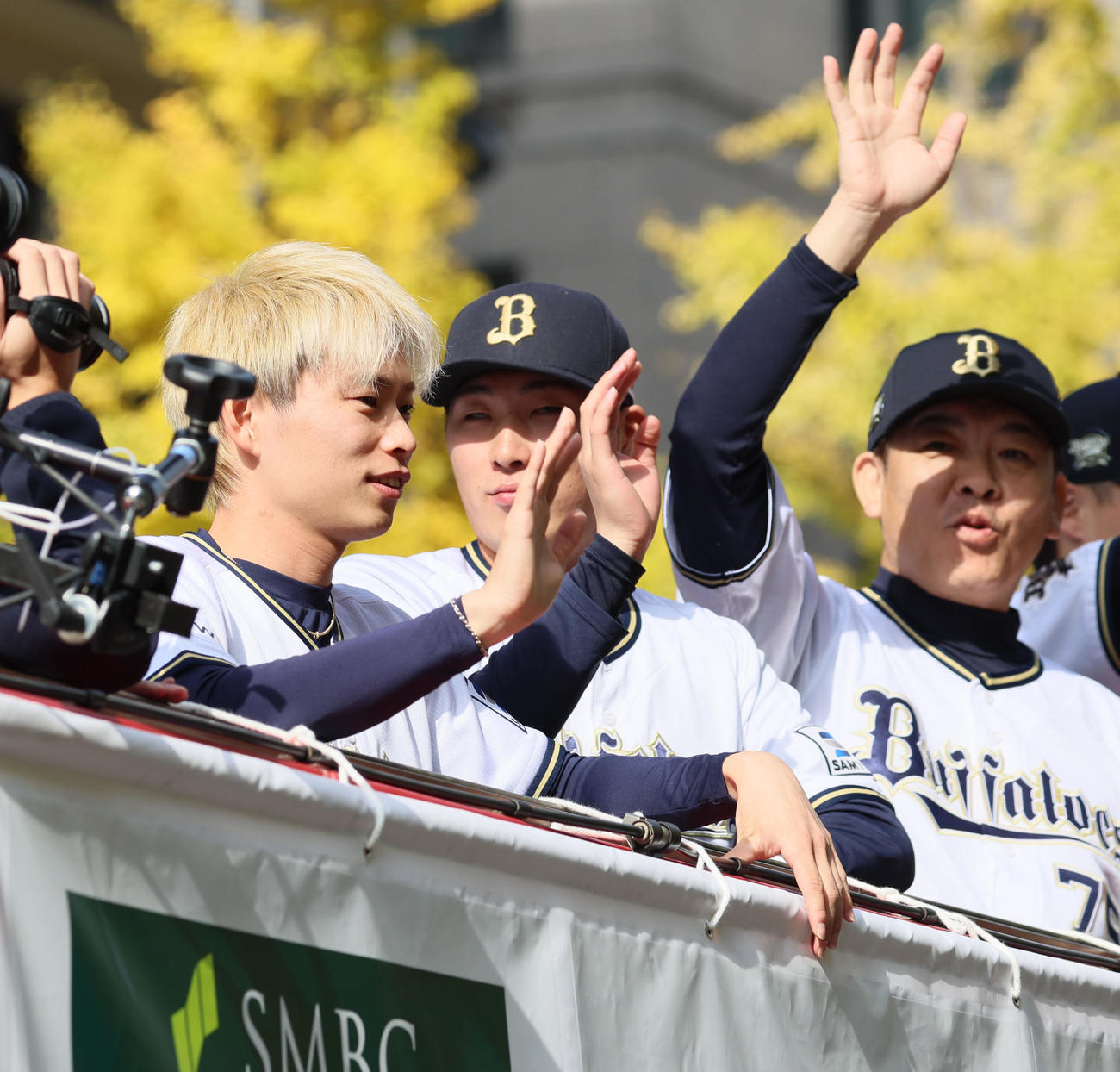 御堂筋パレードが行われ沿道のファンに手を振るオリックス山岡（撮影・加藤哉）