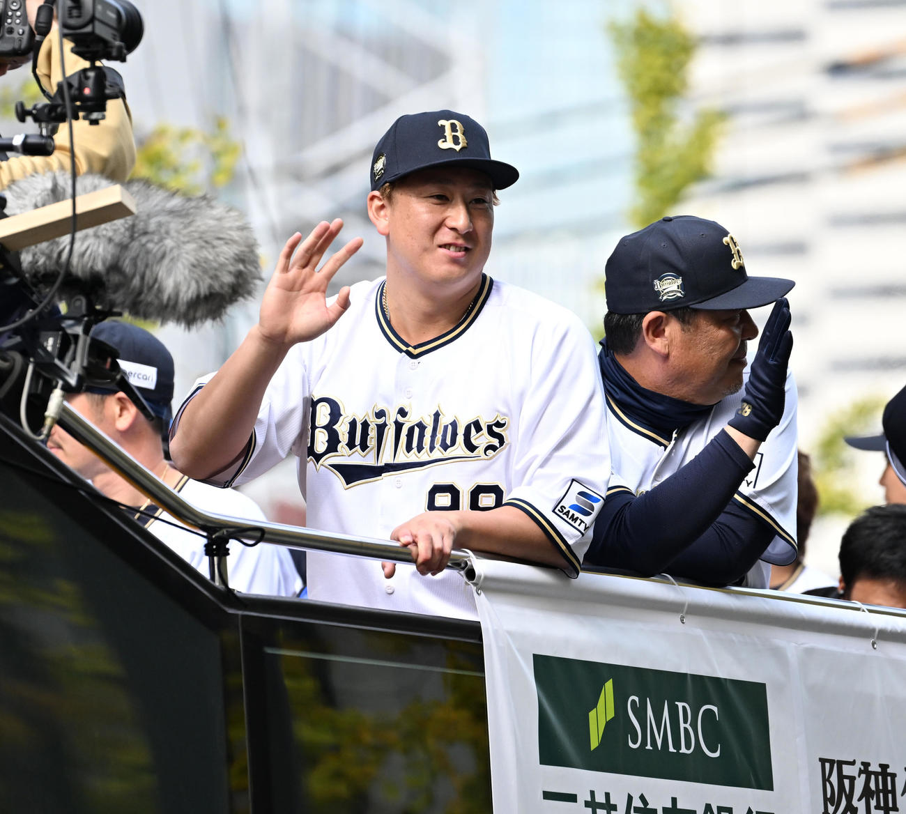 阪神、オリックス優勝記念パレード　大阪御堂筋をパレードするオリックス杉本（左）ら選手たち（撮影・清水貴仁）