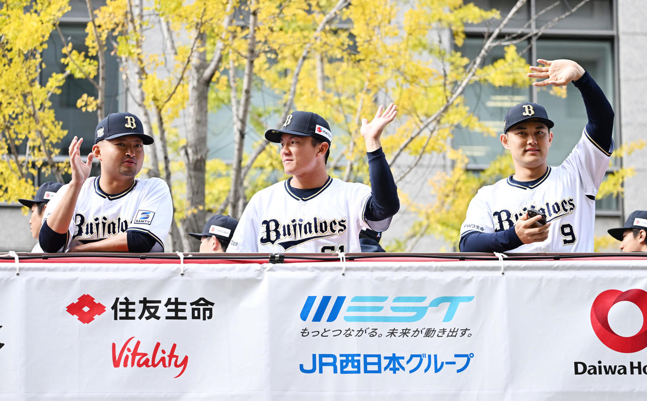 大阪御堂筋をパレードする左からオリックス小木田、茶野、野口（撮影・清水貴仁）