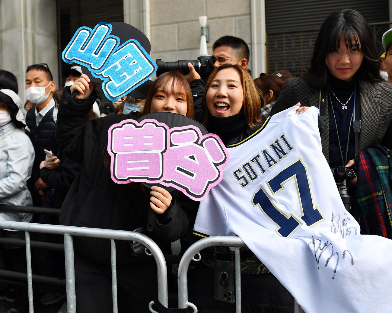 大阪御堂筋をパレード見に訪れたオリックスファン（撮影・清水貴仁）