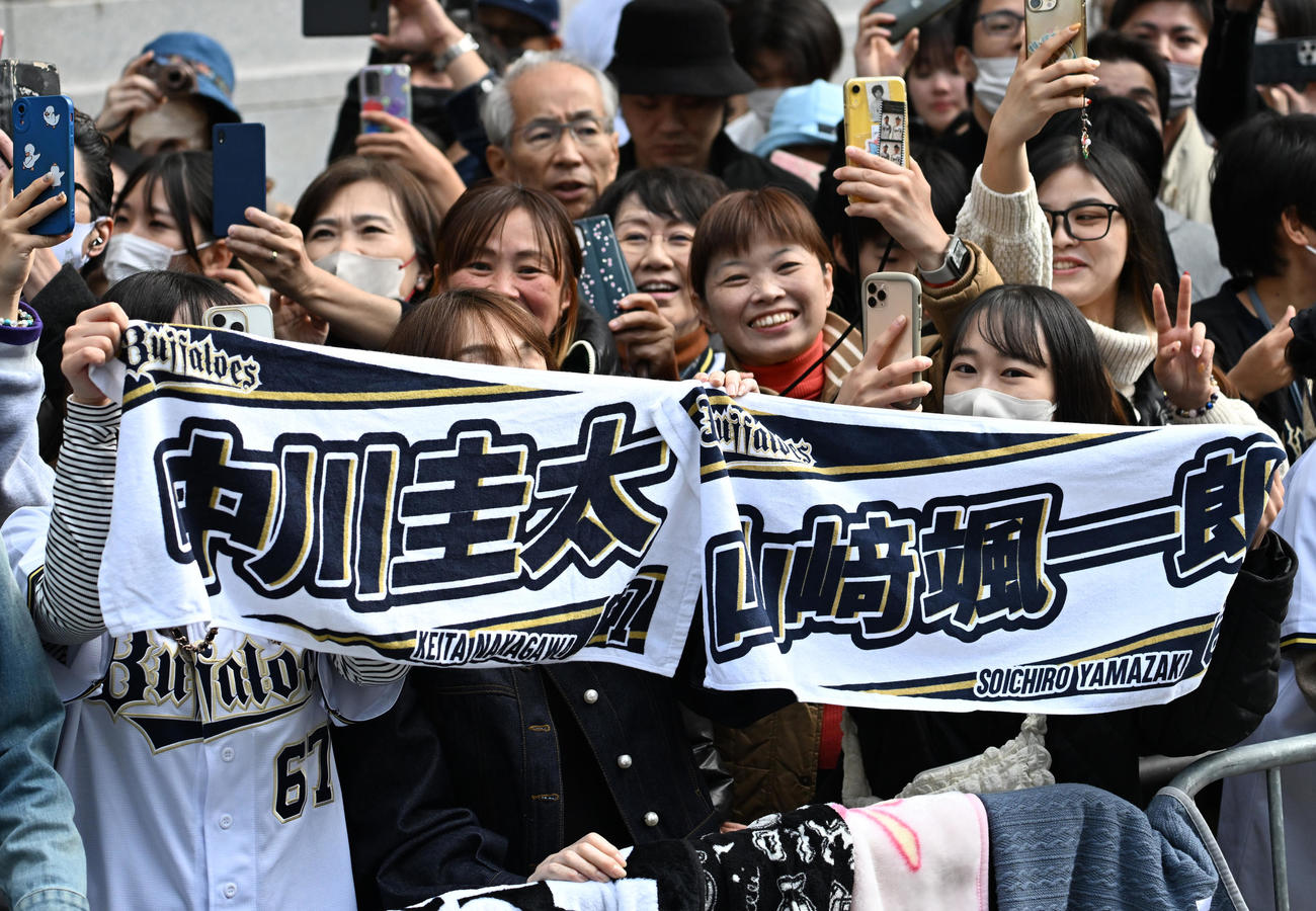 大阪御堂筋をパレード見に訪れたオリックスファン（撮影・清水貴仁）