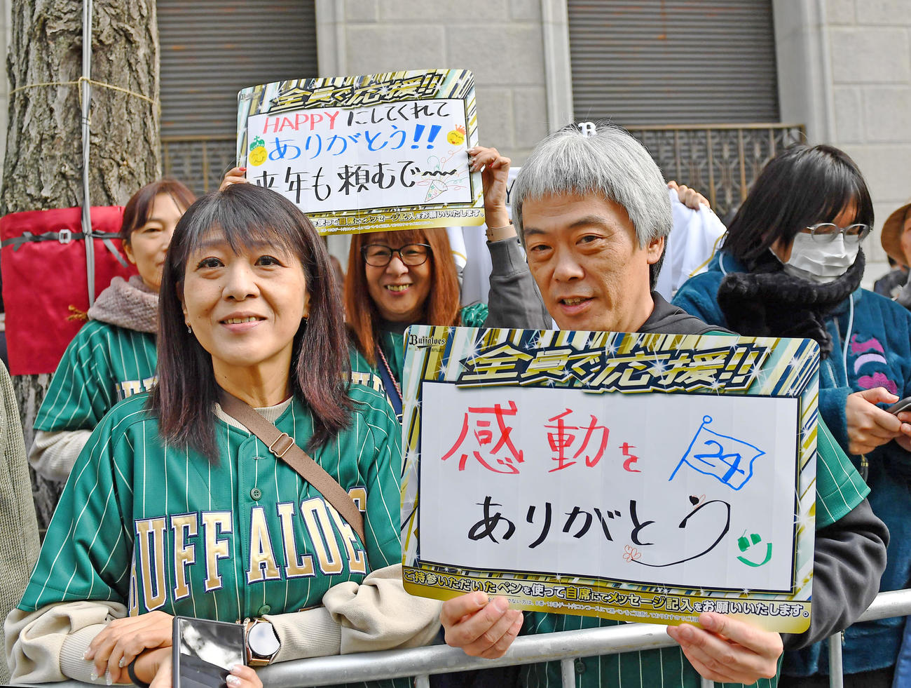 大阪御堂筋をパレード見に訪れたオリックスファン（撮影・清水貴仁）