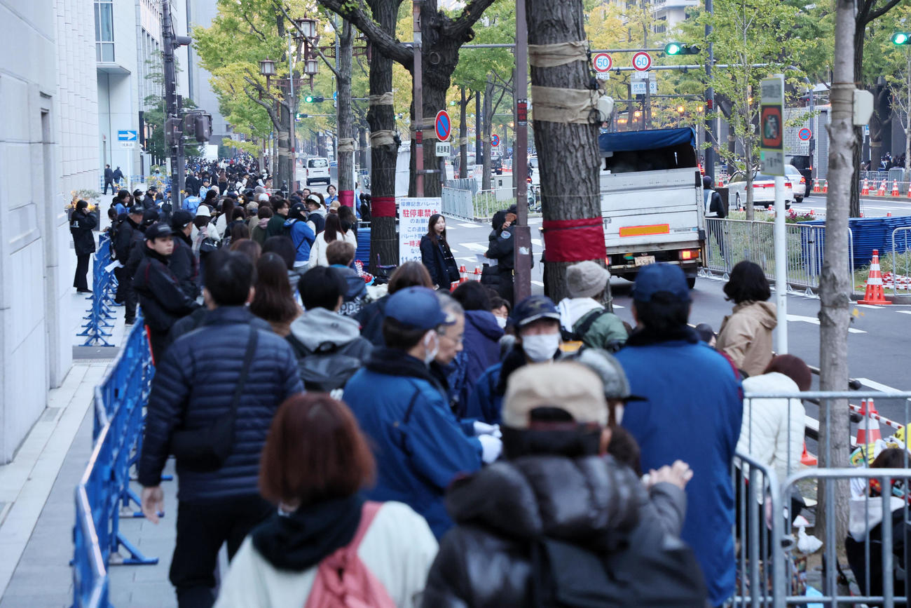 朝7時過ぎ、すでに多くのファンが沿道に陣取る（撮影・加藤哉）