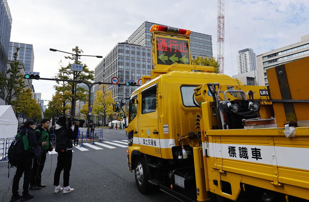 オリックスと阪神の優勝パレードを前に、交通規制が始まった大阪・御堂筋（撮影・藤尾明華）