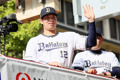 御堂筋パレードが行われ沿道のファンに手を振るオリックス山下（撮影・加藤哉）