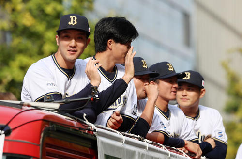 御堂筋パレードが行われ沿道のファンに手を振る田嶋らオリックスナイン（撮影・加藤哉）