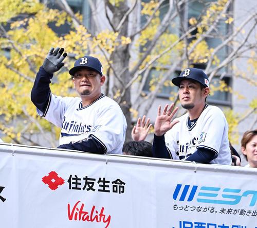 大阪御堂筋をパレードするオリックス森（左）、比嘉（撮影・清水貴仁）