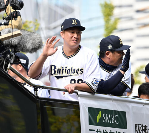 阪神、オリックス優勝記念パレード　大阪御堂筋をパレードするオリックス杉本（左）ら選手たち（撮影・清水貴仁）