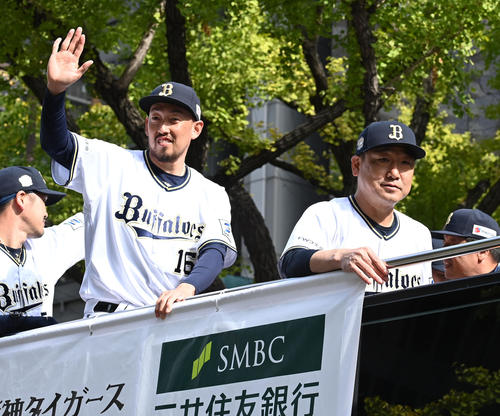 大阪での優勝パレードで笑顔を見せる中嶋監督（右）と平野佳（撮影・前岡正明）