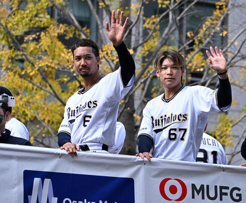 大阪御堂筋をパレードするオリックス宗（左）、中川圭（撮影・清水貴仁）