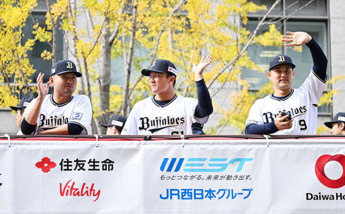 大阪御堂筋をパレードする左からオリックス小木田、茶野、野口（撮影・清水貴仁）