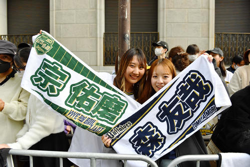 大阪御堂筋をパレード見に訪れたオリックスファン（撮影・清水貴仁）