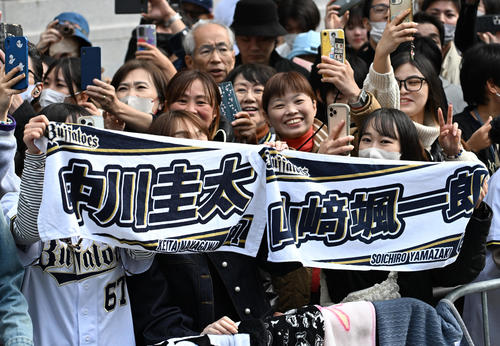 大阪御堂筋をパレード見に訪れたオリックスファン（撮影・清水貴仁）