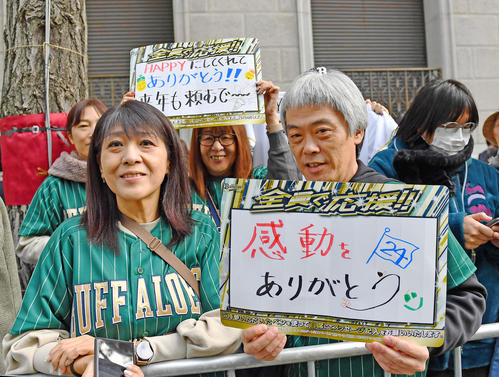 大阪御堂筋をパレード見に訪れたオリックスファン（撮影・清水貴仁）
