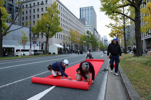 パレードの準備が本格的に始まり、交通規制が始まった御堂筋（撮影・加藤哉）