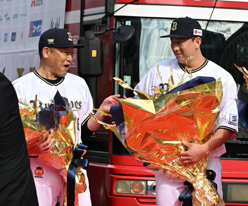 阪神、オリックス優勝記念パレード　オリックス大阪御堂筋をパレードを前にあいさつした杉本選手会長（右）が何卒を「なにそつ」と言ってしまったことに笑顔の中嶋監督（撮影・清水貴仁）